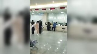 最新流出门事件背上写了个大字的大波妹突然在办证大厅脱光光大声述说