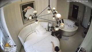 偷拍极品美女嫩模拍摄写真时被人用手机偷拍搭讪有点想操的意思