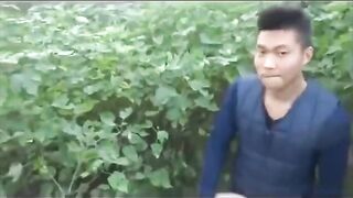 大白天路边草丛里双飞老婆和爆乳小姨子-露脸