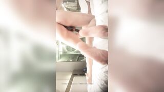 【91沈先生】老金深夜约操苗条00后小萝莉，粉嫩美乳鲍鱼超清晰呈现，鸳鸯浴调情残暴输出，蹂躏两炮娇喘呻吟