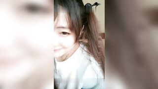 圆脸脸新人长相甜美清纯双马尾萌妹自慰，跳蛋塞入再用大黑牛震动高潮出白浆