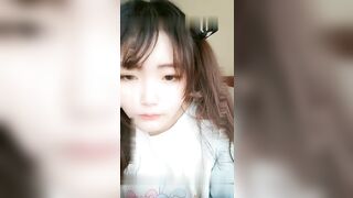 圆脸脸新人长相甜美清纯双马尾萌妹自慰，跳蛋塞入再用大黑牛震动高潮出白浆