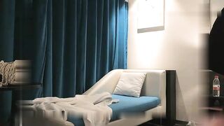 小宝寻花今晚约了两个美乳花臂嫩妹双飞啪啪，双女舌吻舔弄抽插猛操轮流换着操