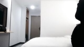 源码高清录制屌哥酒店约外围偷拍屌哥带粉丝给上门的妹子加钱说服她一块玩3P