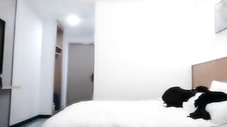 源码高清录制屌哥酒店约外围偷拍屌哥带粉丝给上门的妹子加钱说服她一块玩3P