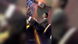 漂亮小美女酒吧被人下药带到酒店迷奸