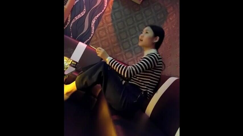 漂亮小美女酒吧被人下药带到酒店迷奸