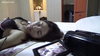 【麻花免费视频】重磅福利最新购买（三人组作品）套路上门试镜茶杯里下药迷干极品模特美女