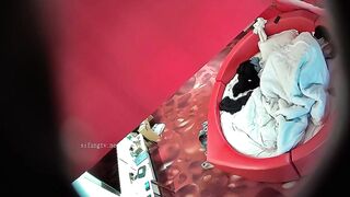 【麻花免费视频】高校附近主题酒店红色情趣大圆床偷拍下午没课眼镜同学和女友开房干完掰穴闻闻逼的味道