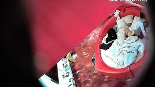 【麻花免费视频】高校附近主题酒店红色情趣大圆床偷拍下午没课眼镜同学和女友开房干完掰穴闻闻逼的味道