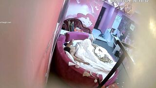 主题酒店情趣红床偷拍农民工小伙约工友的短发骚媳妇开房如狼似虎肯定很饥渴