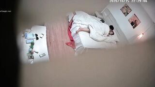 主题酒店摄像头偷拍白天逃课那对零零后小情侣晚上不回家开房过夜