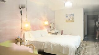 做二手车生意小老板网约青春气息十足迷你裙帆布鞋美女先舌吻抠B预热洗干净后疯狂连搞2次不戴套干一半还接到老婆电话