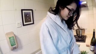 北京嫩模瑶瑶御姐范和男友裸体在厨房一边做菜一边被玩逼