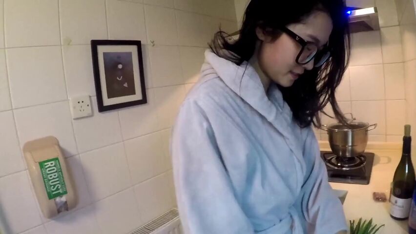 北京嫩模瑶瑶御姐范和男友裸体在厨房一边做菜一边被玩逼