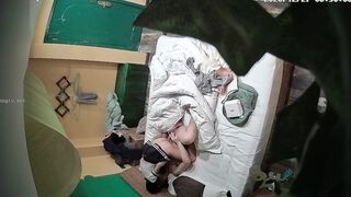 学校附近家庭公寓偷拍大学生情侣穿着制服做爱