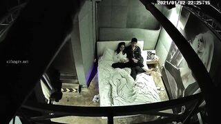 臻品360 主题酒店工业风套房偷拍眼镜大学生情侣小哥穿着睡衣和女友做爱好有家一样的感觉