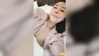 郑州阿姨~性感风骚【千年的狐狸】酒店 寂寞的夜晚唯有自慰，裸聊勾引小伙子们来干她，跟网友们讲解女人高潮的反应，风韵呀！