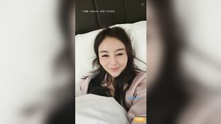 郑州阿姨~性感风骚【千年的狐狸】酒店 寂寞的夜晚唯有自慰，裸聊勾引小伙子们来干她，跟网友们讲解女人高潮的反应，风韵呀！