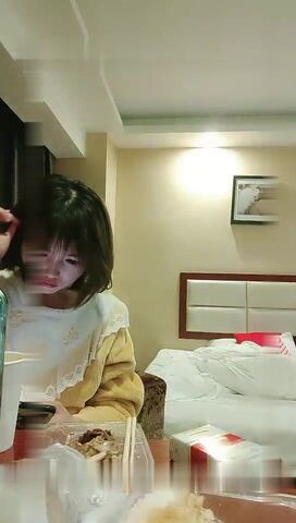 骚气短发少妇和纹身炮友啪啪，口交舔弄骑脸舔逼上位猛操呻吟娇喘，特写抽插非常诱人