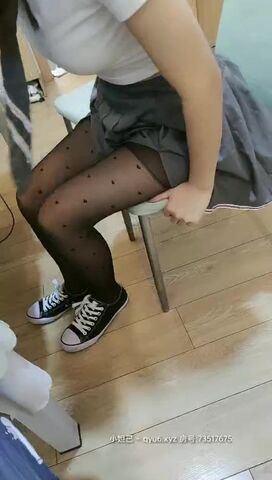 约炮俱乐部05-02直播实录~眼镜清纯女孩讲述第一次约处男，处男躺在床上有些紧张，做爱上位，尿尿自慰！