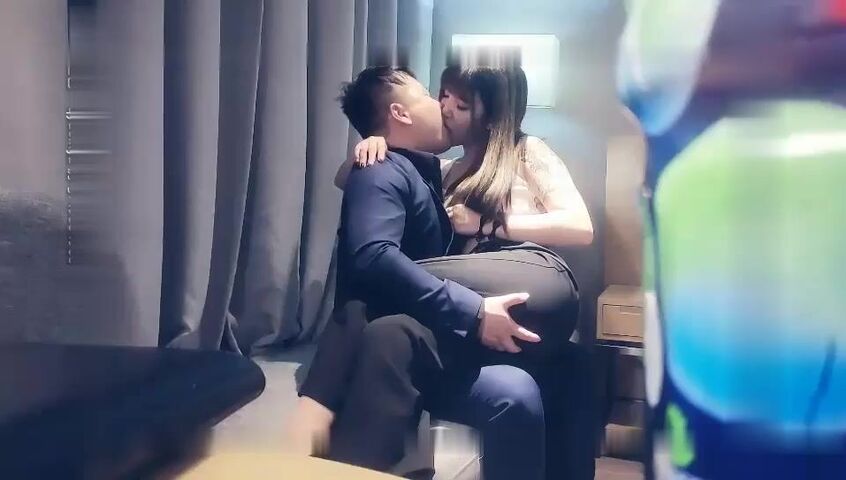 赵总丶寻花深夜场花臂纹身大奶妹，坐在身上摸屁股舌吻，镜头前口交喜欢69深喉，抬腿插入大屁股骑坐