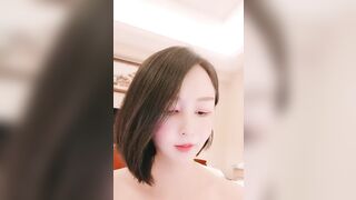 长相甜美气质短发小姐姐卫生间自慰诱惑，跳脱衣舞肛塞菊花乳头滴蜡，拨开丁字裤掰穴扣逼，坐在马桶上插逼喷水