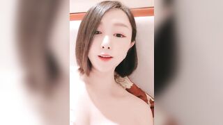 长相甜美气质短发小姐姐卫生间自慰诱惑，跳脱衣舞肛塞菊花乳头滴蜡，拨开丁字裤掰穴扣逼，坐在马桶上插逼喷水