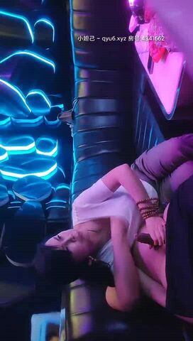 鸭总再现KTV里约的小少妇，歌也不唱了口交大鸡巴听她的呻吟，揉捏她的骚奶子后入骚穴抽插，精彩不要错过