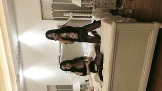 3个年轻的女孩子，其中一个才18岁，挑一个最骚的拉到一边就干