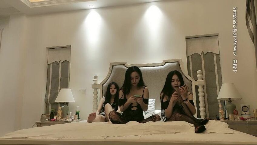 3个年轻的女孩子，其中一个才18岁，挑一个最骚的拉到一边就干