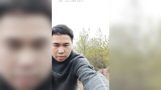 小胖哥偸情漂亮苗条小姨子户外山上野战扶着树后入搞的正在性头上被路人打断吓尿了赶紧换个地方继续搞