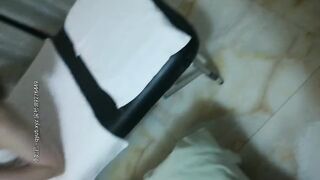 《女性私密大保健》闺蜜介绍过来性饥渴骚妇没按摩几下就直奔主题让推油少年操逼看样子搞完也没有满足