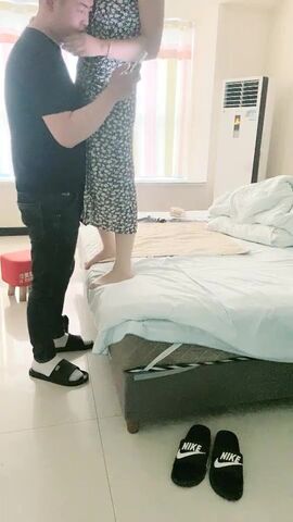 【真实良家偷情】，人妻家中偷情，急不可耐舌吻亲胸，大黑牛辅助按摩骚穴，美胸饥渴真是刺激