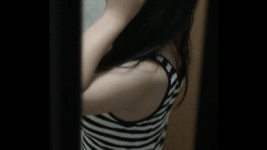 夜游神蹲坑几天终于成功的偸拍到邻居坚挺大奶美女全裸出浴样子这一对车大灯是真心诱人啊