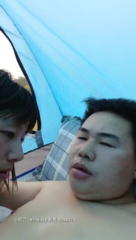 小眼睛胖哥又约小姨子户外搭帐篷野战偸情脱的精光无套激情啪啪啪不怕有人尽情的呻吟