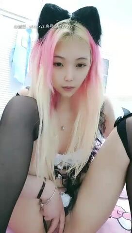 游客5943金色粉色头发颜值不错妹子自慰，情趣装黑丝拨开内裤假屌抽插，掰穴震动棒摩擦浴室洗澡诱惑