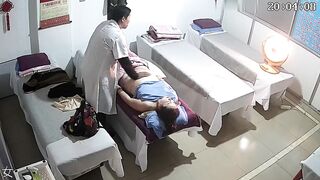 理疗按摩馆监控破解偸拍老中医色大叔给人妻熟女推拿按着按着就不老实了连抠带亲扒掉内裤就肏爽的熟女表情销魂