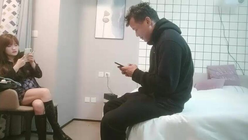 老六探花大白美腿短裙外围妹子，近距离拍摄深喉口交插嘴，抱起来抽插猛操，后入撞击大力撞击