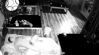 黑客破解网络摄像头监控偷拍饭店晚上打烊以后老板和媳妇在餐台旁边床铺上做爱