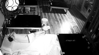 黑客破解网络摄像头监控偷拍饭店晚上打烊以后老板和媳妇在餐台旁边床铺上做爱