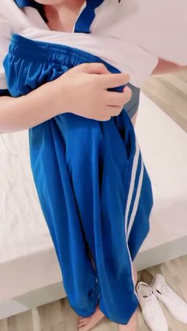 1800RMB拿下极品学生妹，丰满阴户流水潺潺充满粘液的拉丝 抽插潮吹体质高潮子宫不断的痉挛