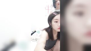 三个00后嫩妹女同秀新加入一个妹子，童颜大奶脱光光舌吻吸奶，骑脸按摩器假屌抽插，双头龙三人各种玩弄