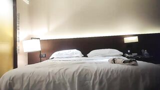 屌哥丶辛选寻花丰乳肥臀韩国外围妹，洗完澡穿上黑丝先做服务，口交舔屌抬起腿抽插站立后入妹子受不了