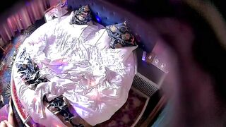 情趣酒店镭射光影房摄像头偷拍两对偷情男女大金链子哥和少妇貌似性压抑了很久爱的释放