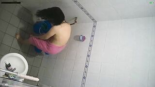 手机偸拍嫂子洗澡两颗黑枣凸起阴毛好重床上肯定骚