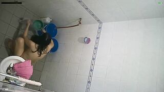 手机偸拍嫂子洗澡两颗黑枣凸起阴毛好重床上肯定骚