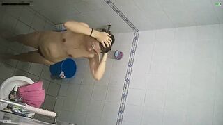 手机偸拍嫂子洗澡两颗黑枣凸起阴毛好重床上肯定骚