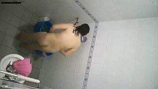 手机偸拍嫂子洗澡两颗黑枣凸起阴毛好重床上肯定骚