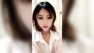 漂亮短发妹子诱人肥逼浴室洗完澡道具自慰，毛毛浓密掰穴特写，震动棒假屌双管齐下，上位骑乘抽插高潮出白浆